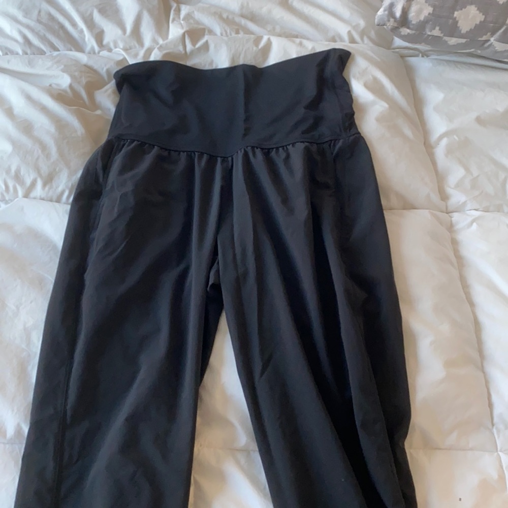 Black lululemon jogger pants size 8
